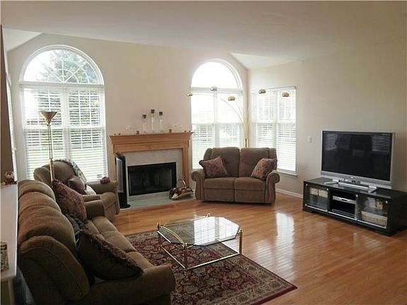 Fireplace & Cathedral ceilings in FR w/hardwood