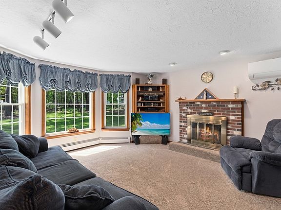 4th image of 10 Barnstable Rd
