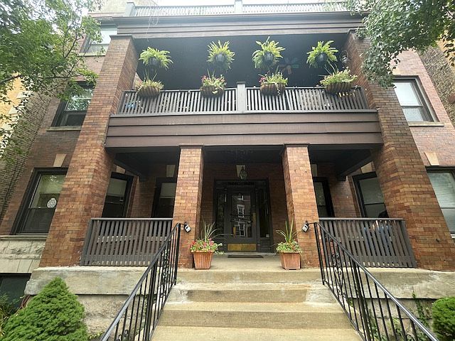 Beautiful vintage center entrance 6 flat