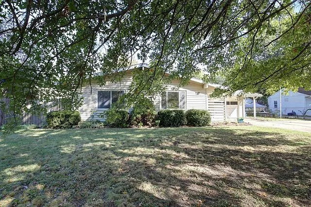 1402 Briarwood Dr photo 1