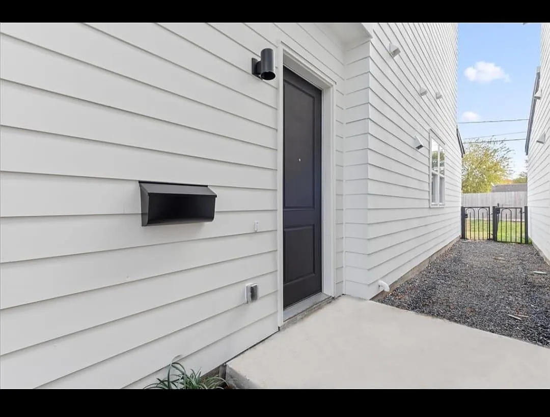 Photo 2 of 36 - 3249 Real St #A - Houston, TX Building Photo - 3249 Real St #A