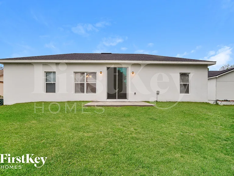 1050 E Lombardy Dr — Photo 15