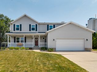 1221 Chatham Ln, Bloomington, IL