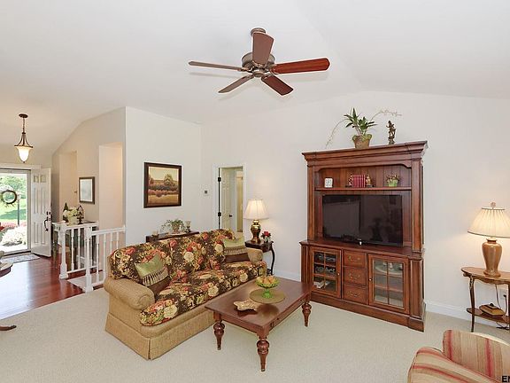 4th image of 73 Surrey Field Dr