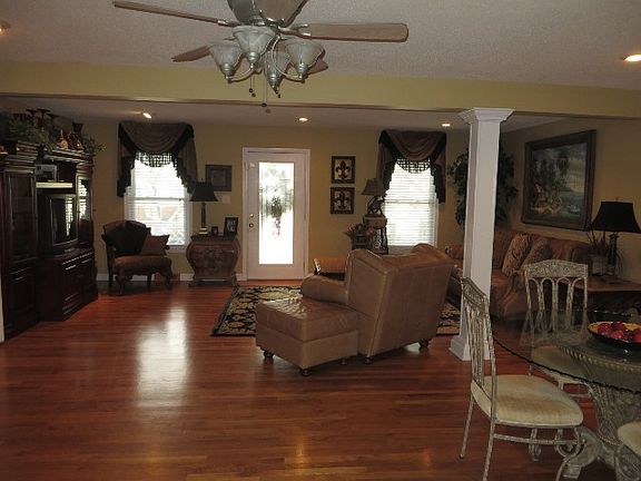 3rd image of 806 Danbrook Cir