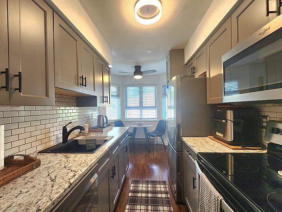 3rd image of 921 Thurlow St #204