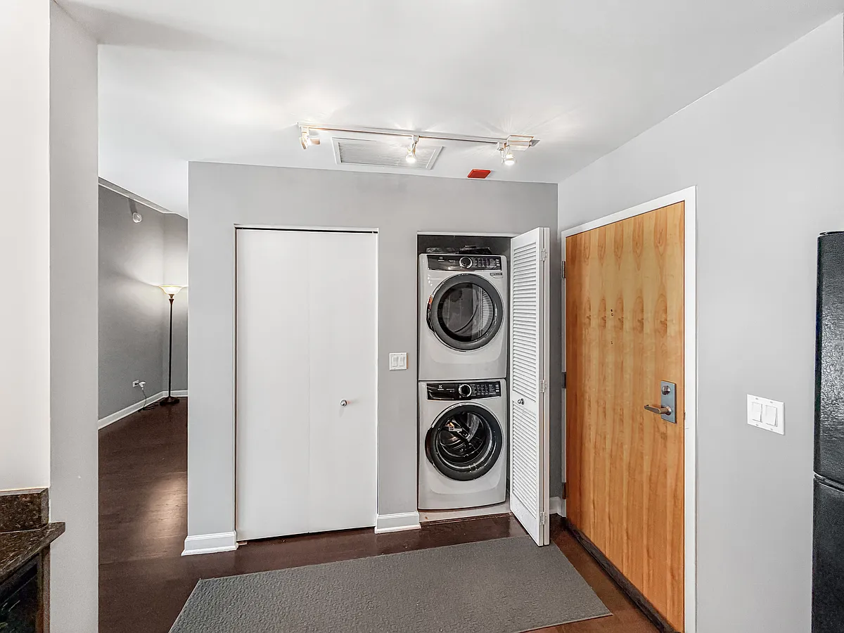 Building Photo - 845 N Kingsbury St #405