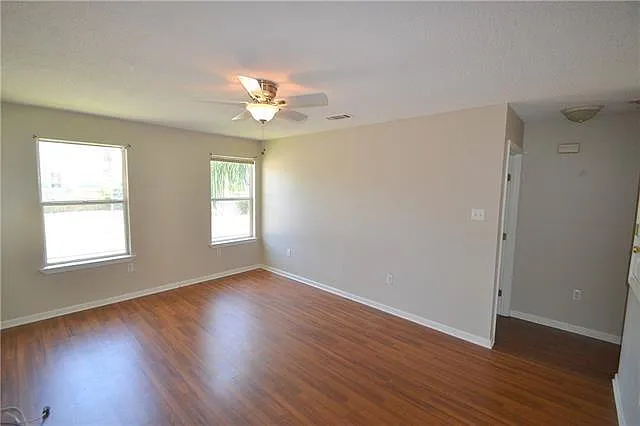 2 bed, 1.0 bath, 850 sqft, $1,300 — Photo 2