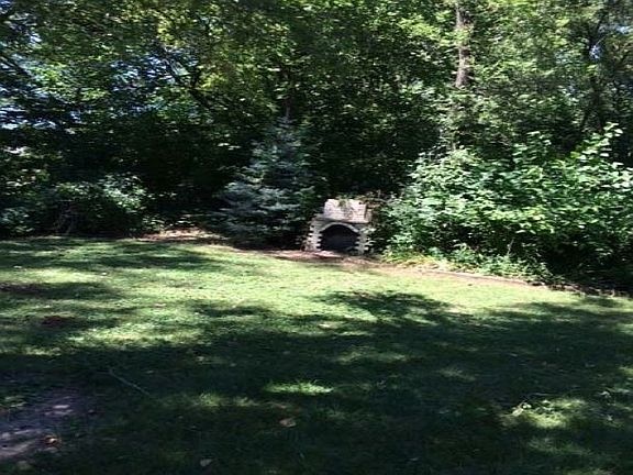 5th image of 8327 W 105th St