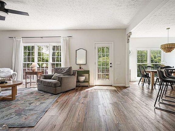 4th image of 410 Windsor Way
