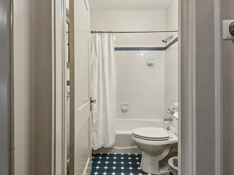 807 Lake Ave NE — Photo 18