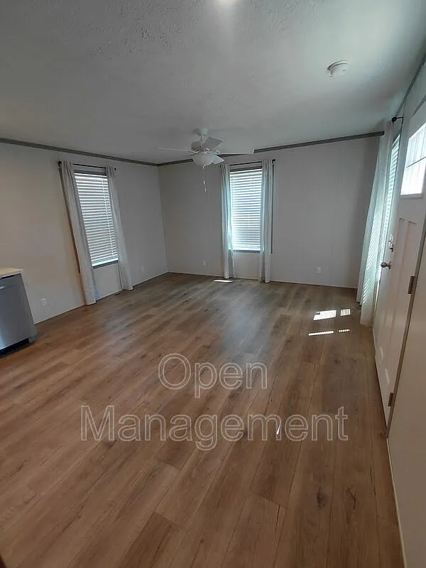 1 bed, 1.0 bath, 640 sqft, $925 — Photo 2