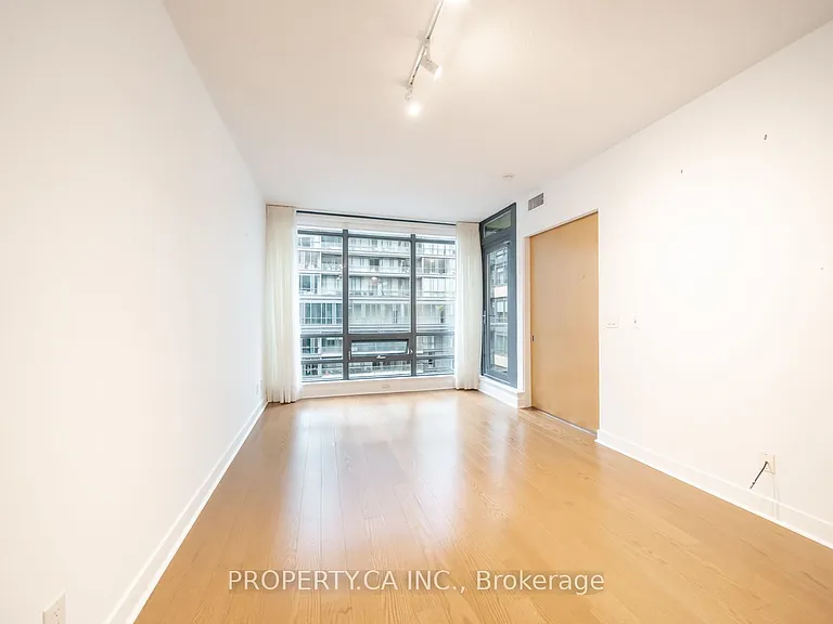 438 King St W #803 — Photo 2