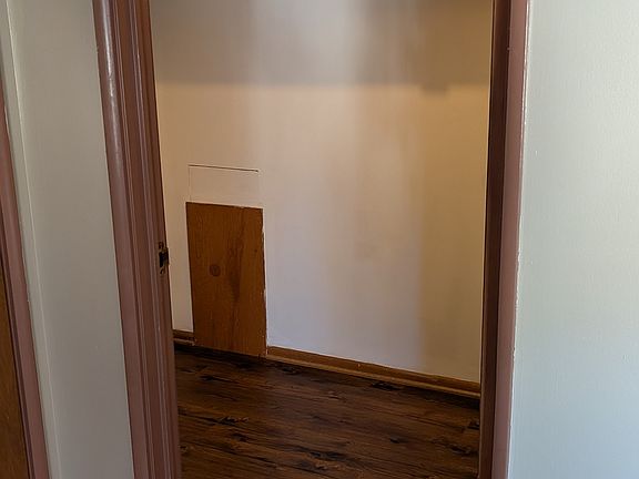 Large storage closet (next to entry)