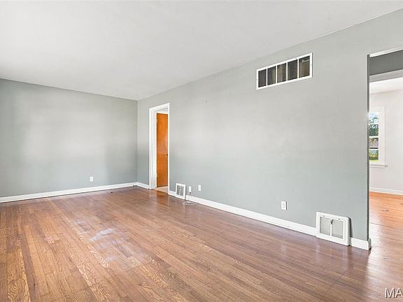 4th image of 928 Poinsetta Ln