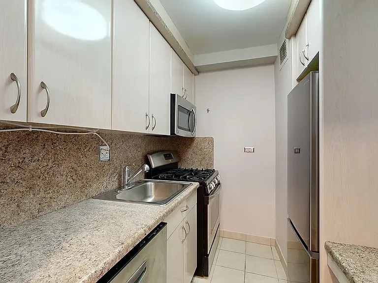 2650 Ocean Pkwy #10E — Photo 3