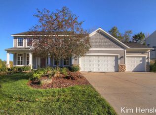 2859 S Saddle Ridge Ct NE, Rockford, MI 49341