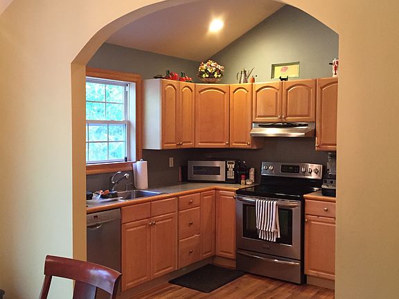 3rd image of 75 Squires Ave