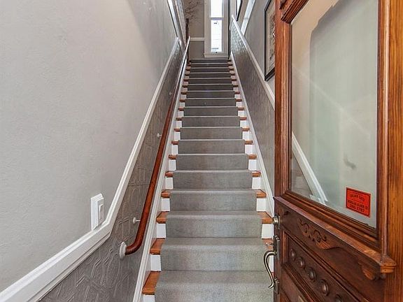 4th image of 371 Oak St #371