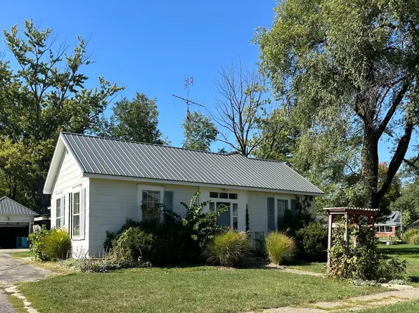 305 N Walnut St, Oakland, IL 61943