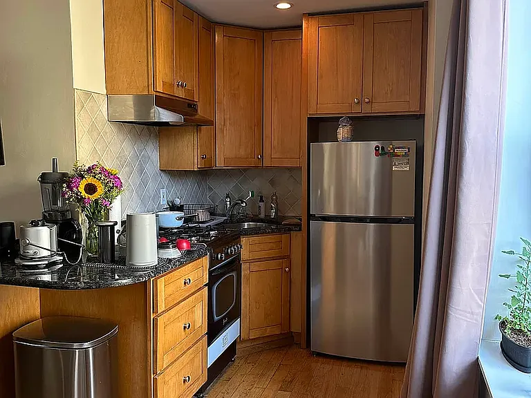 214 21st St #4R — Photo 1