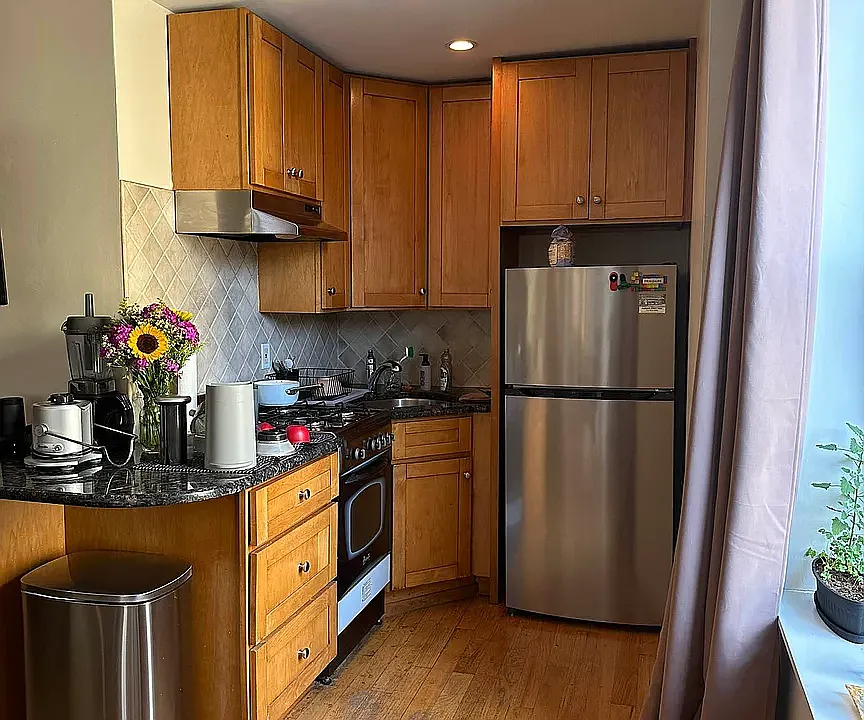 214 21st St #4R