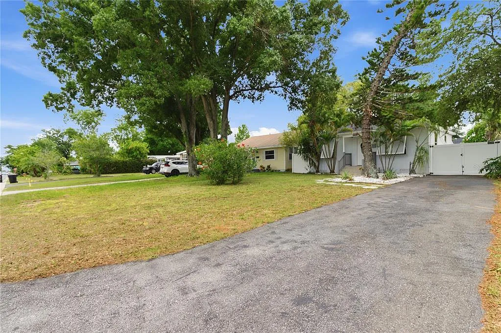 3 bed, 2.0 bath, 1432 sqft, $3,500 — Photo 2