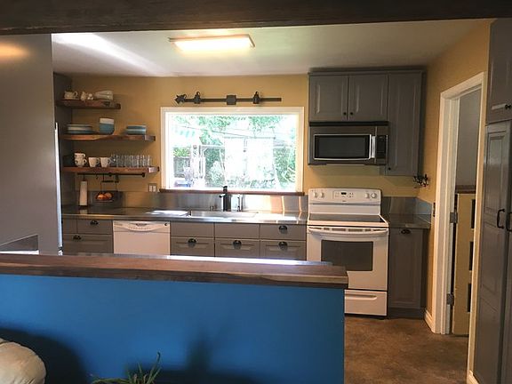 2nd image of 626 SE 4th St