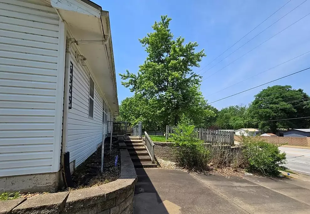 6 bed, 2688 sqft, $3,300 — Photo 3