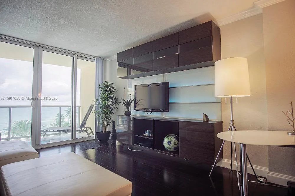 Wave Condo — Photo 2