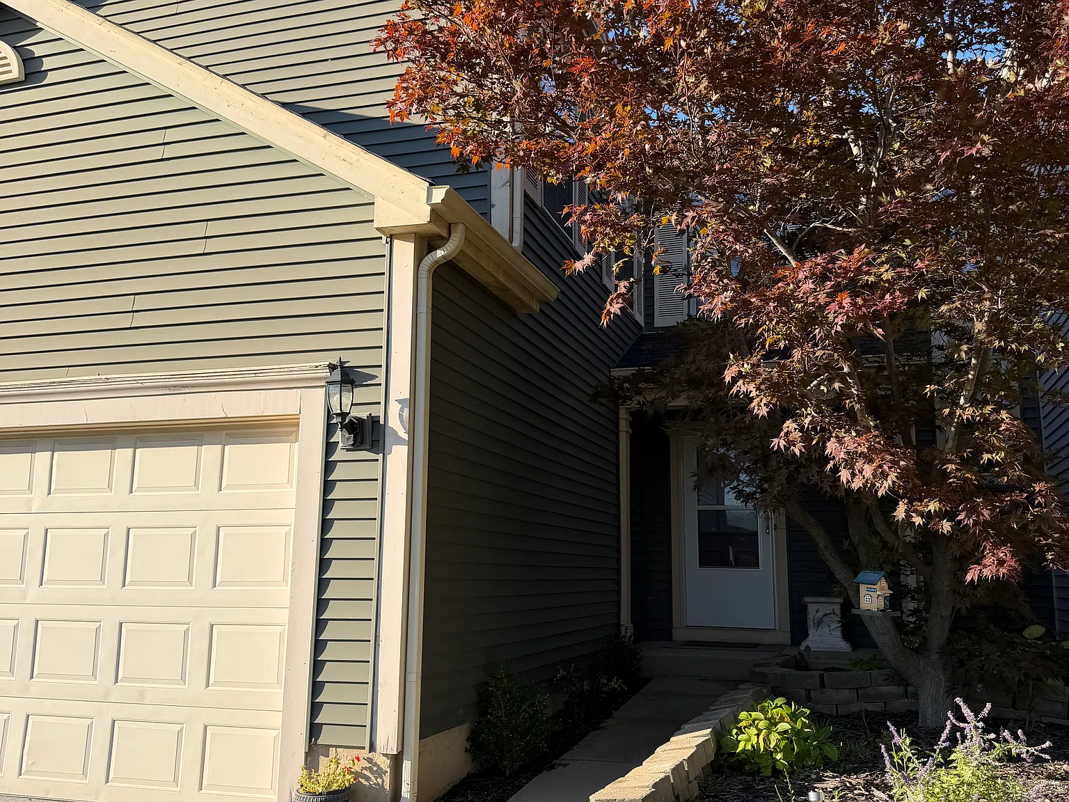 4 bed, 2.5 bath, 2250 sqft, $3,200 — Photo 2