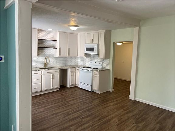 5th image of 305 W Oak Ave