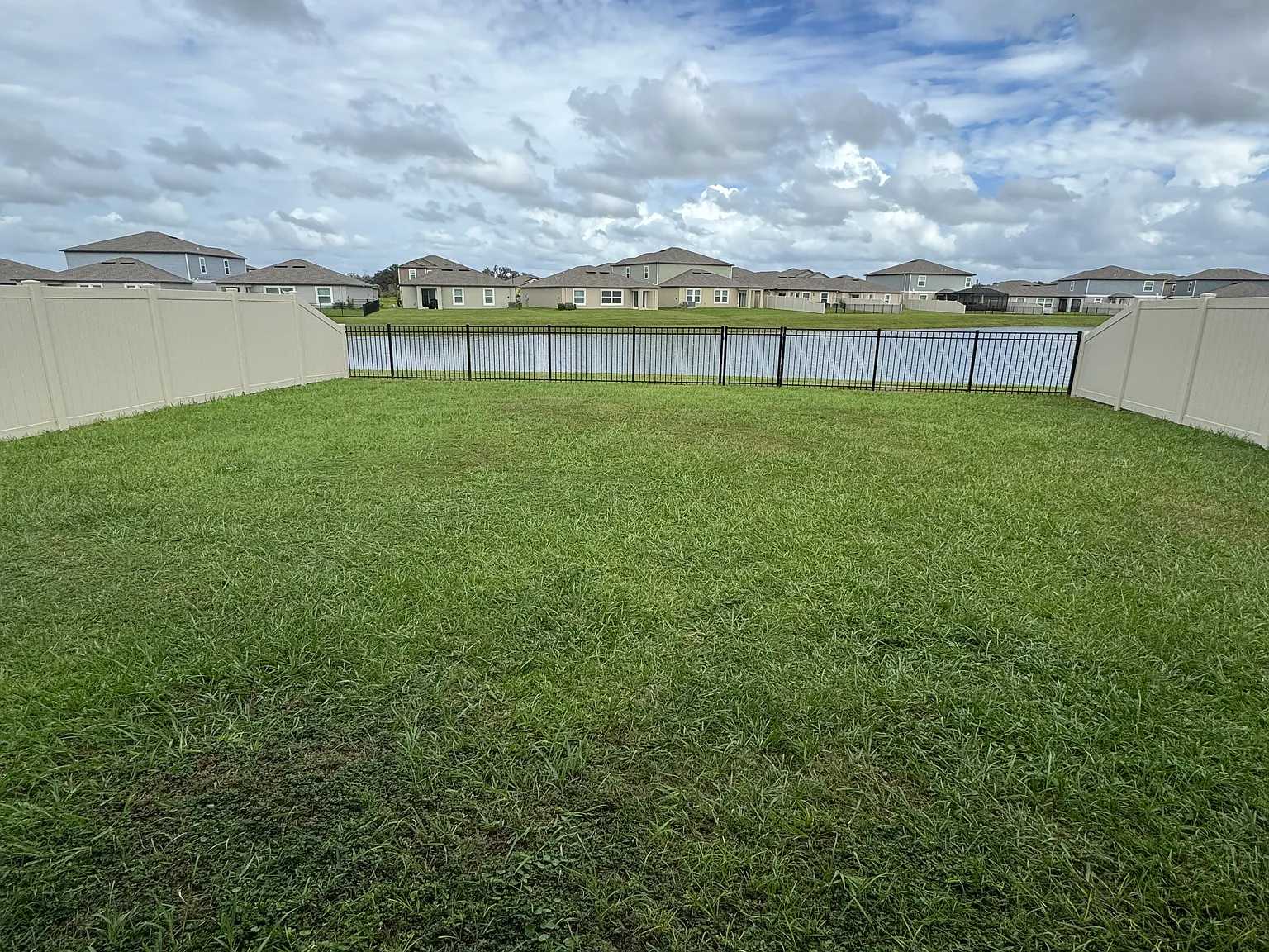 4 bed, 2.5 bath, 1870 sqft, $2,700 — Photo 2
