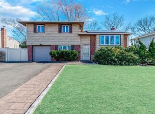 10 John Dr, Old Bethpage, NY 11804