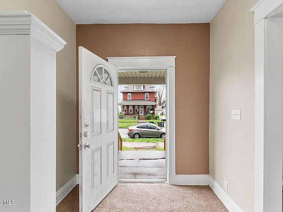 4th image of 822 Delence St