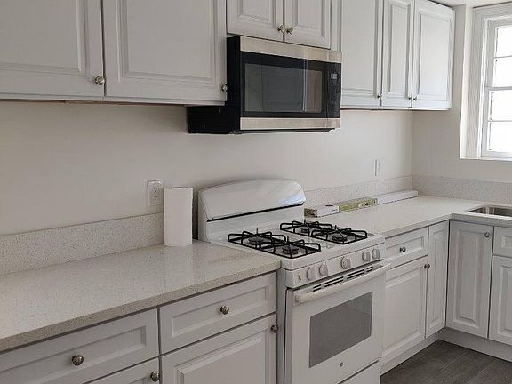 4th image of 750 N Saint Andrews Pl #750