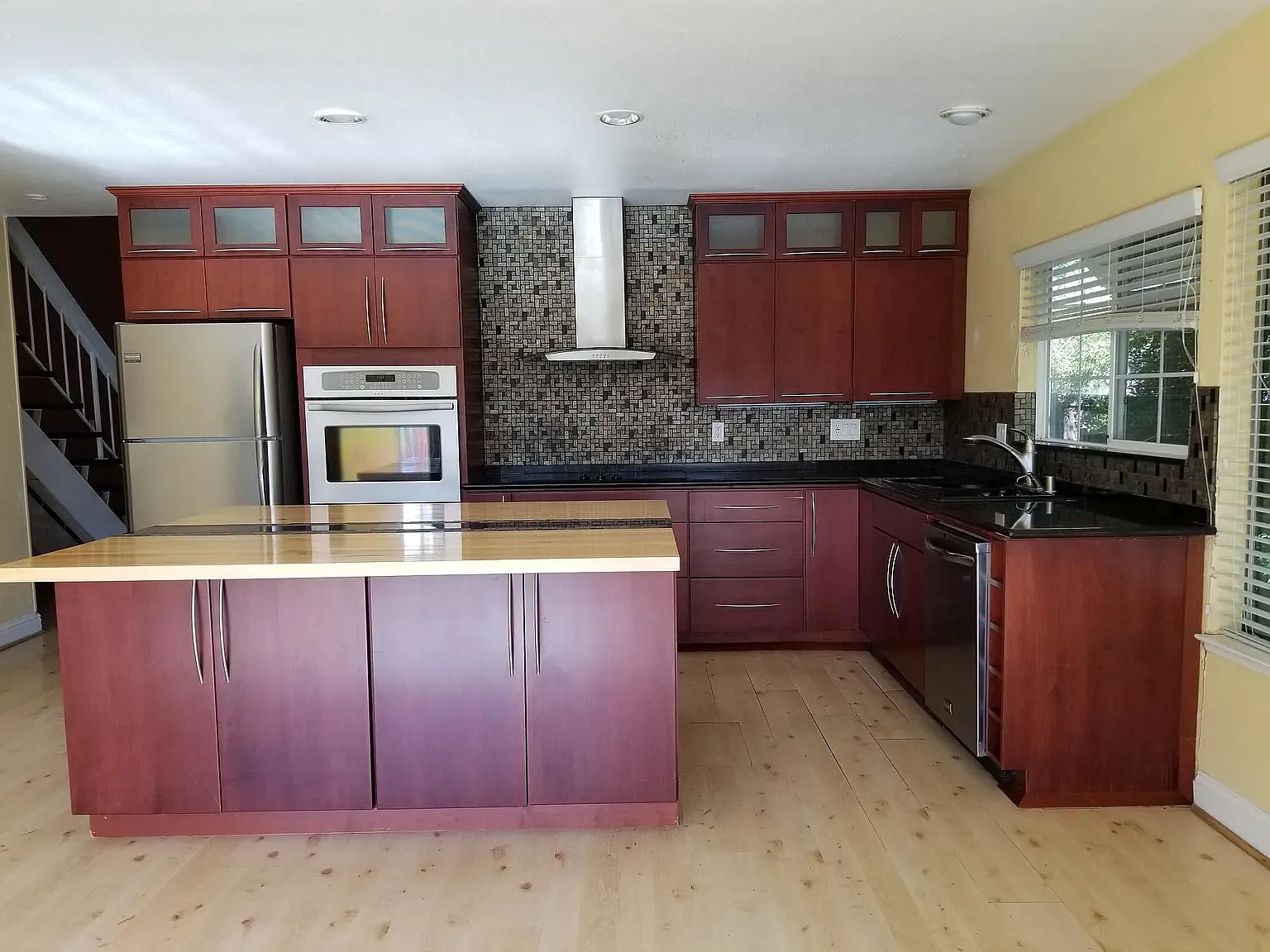 3 bed, 1442 sqft, $3,995 — Photo 2