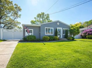 67 Park Ln, Massapequa, NY