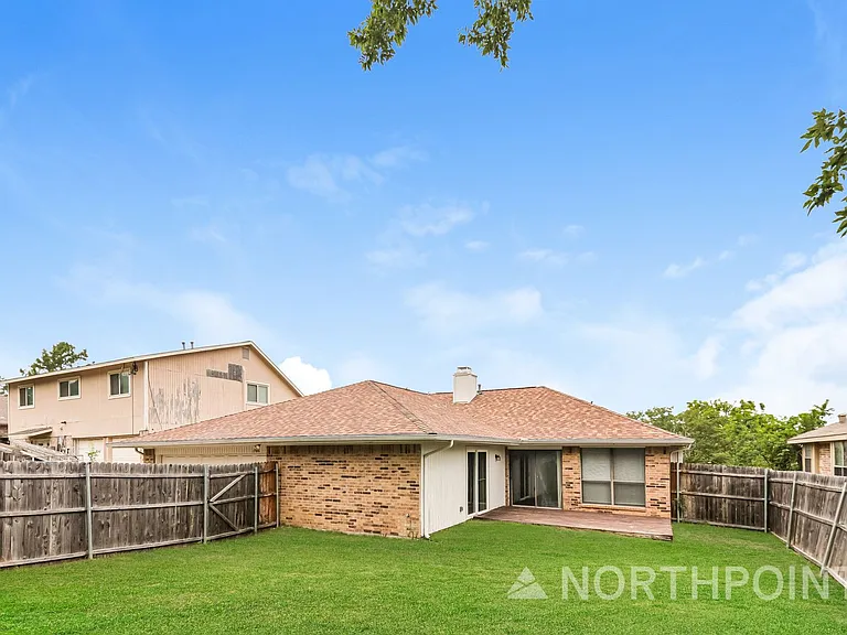 1706 Saint James Dr — Photo 15