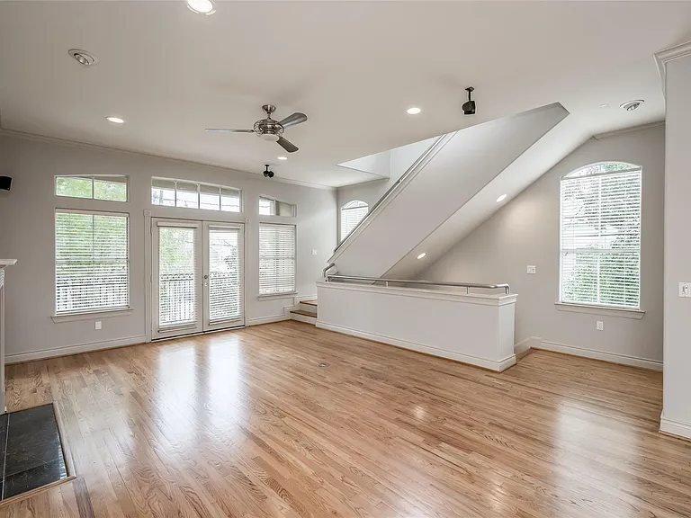 315 Sandman St — Photo 25