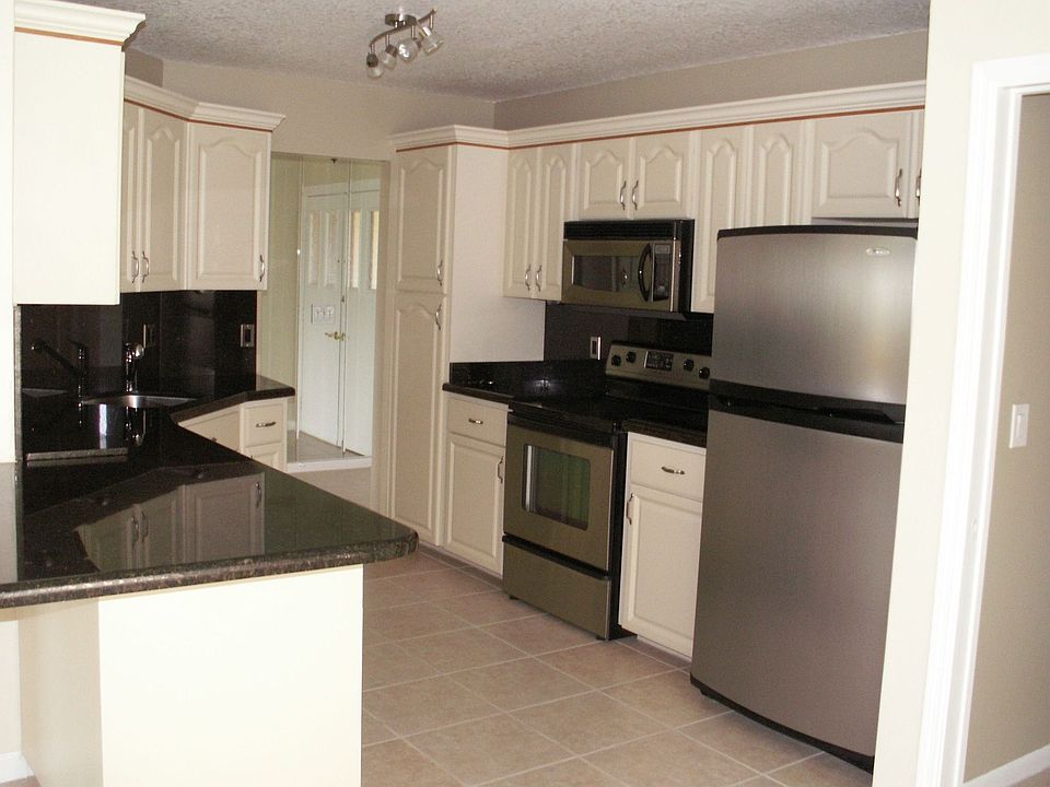 Kitchen w/ Granite & SS Appliances