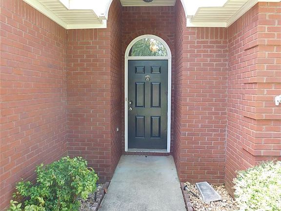 2nd image of 220 Windsor Garden Dr