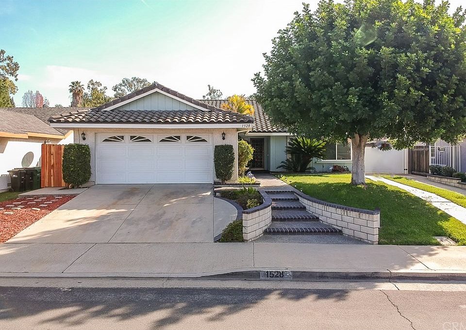 1st image of 1528 Avenida Loma Vis