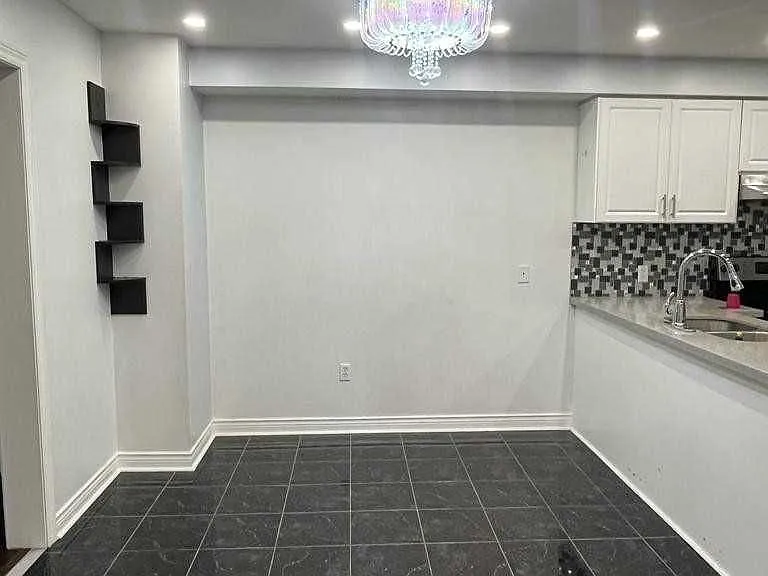 32 Dooley Cres #MAIN FLOOR — Photo 3