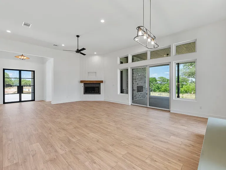 125 Stockman Dr — Photo 3
