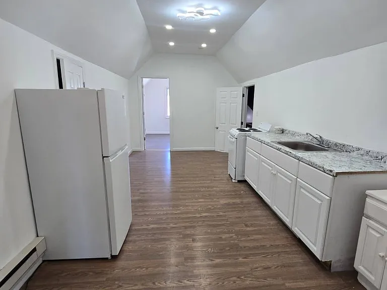 954 E Grand St #3 — Photo 2