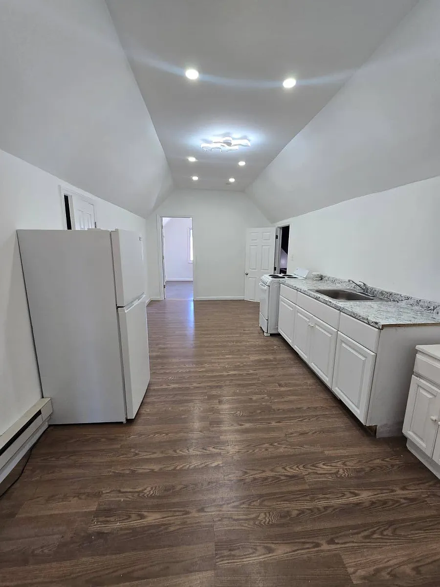Building Photo - 954 E Grand St #3
