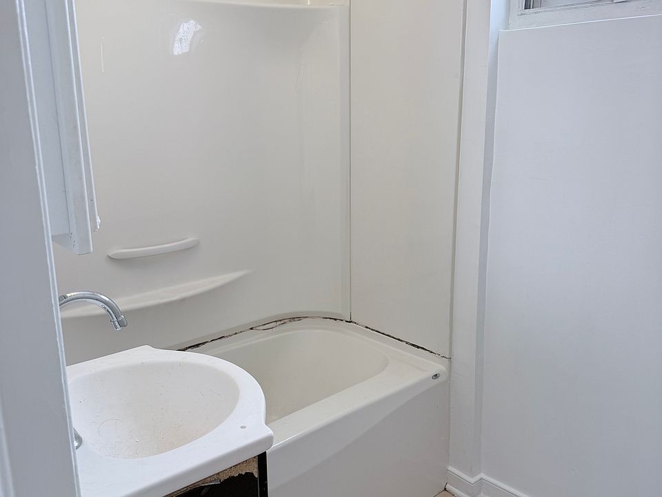 Bath with tub/shower & linen closet