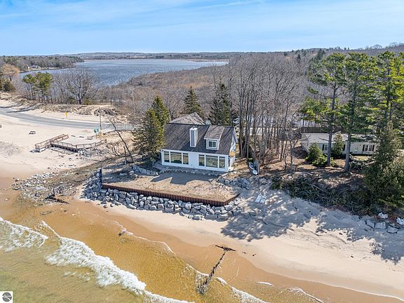 3rd image of 3126 Lakeshore Rd