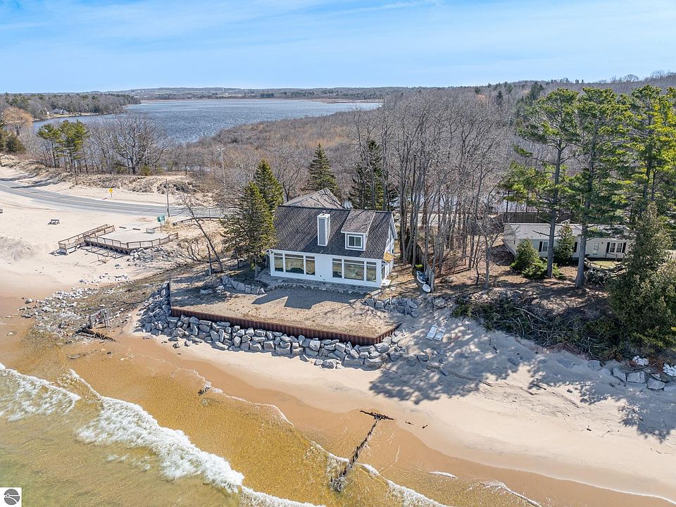 1st image of 3126 Lakeshore Rd